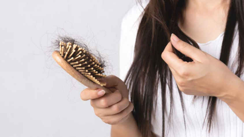 أسباب تساقط الشعر عند النساء